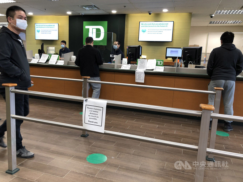 加拿大政府最新的防疫指南表示,僅使用非醫用口罩不能阻止2019年冠狀病毒疾病擴散。勤洗手與保持社交距離才是最有效的。中央社記者胡玉立多倫多攝 109年4月5日