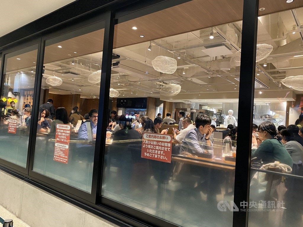 日本境內武漢肺炎疫情延燒,5日已突破3500例。圖為東京新橋3月31日晚間餐廳內高朋滿座。(中央社檔案照片)