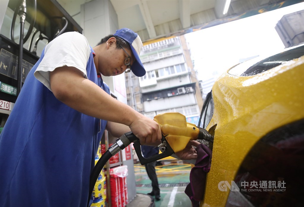 中油公司5日宣布,國內汽、柴油價格6日起各調降新台幣0.9元與1元,其中95無鉛汽油再度下跌,每公升降至18.8元。(中央社檔案照片)