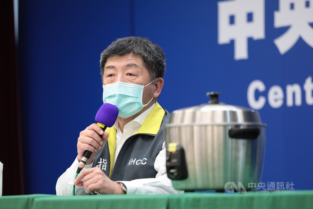 中央流行疫情指揮中心5日在記者會現場安排2個電鍋,指揮官陳時中直接進行蒸口罩教學,並呼籲民眾撙節使用。(中央流行疫情指揮中心提供)中央社 109年4月5日