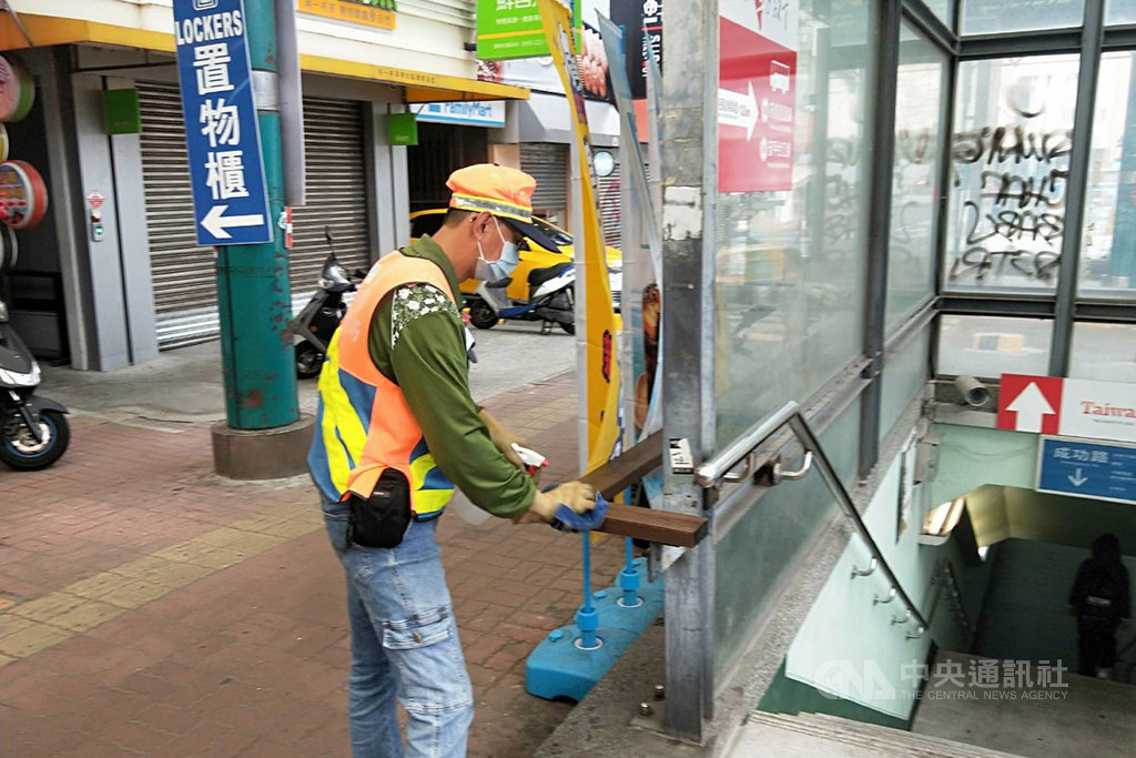 清明連假進入尾聲,台南市環保局5日派員針對連假期間人潮聚集的交通場站、景點及商圈等處加強消毒,避免成為防疫破口。(台南市環保局提供)中央社記者楊思瑞台南傳真 109年4月5日