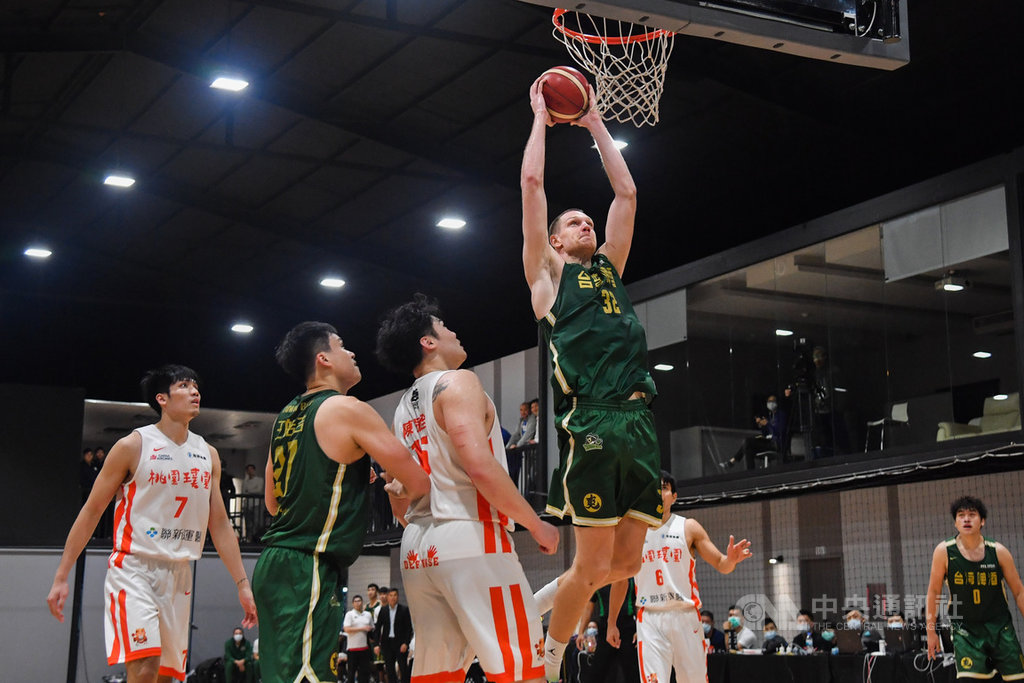 第17季超級籃球聯賽(SBL)例行賽5日在新北市晧宇國際亞洲區籃球培訓中心持續開打,午後賽事由台灣啤酒以99比72擊退桃園璞園建築,台啤洋將塞瑟夫(前右)貢獻16分6籃板6助攻,助隊奪勝。中央社記者林俊耀攝 109年4月5日