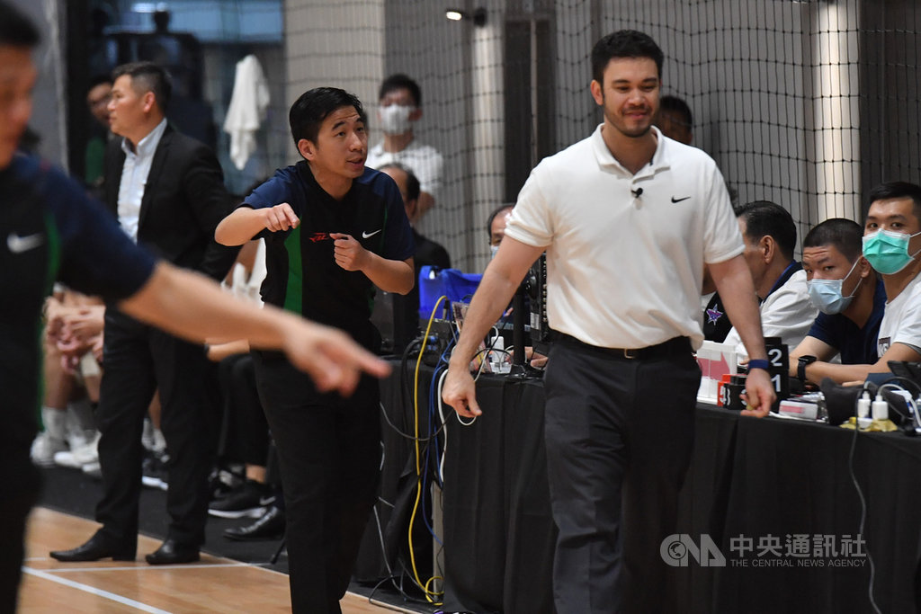 第17季超級籃球聯賽(SBL)例行賽5日下午在新北市晧宇國際亞洲區籃球培訓中心舉行,由台灣啤酒與桃園璞園建築交手,璞園總教練麥班達(白衣)中途一度向裁判提出抗議。中央社記者林俊耀攝 109年4月5日