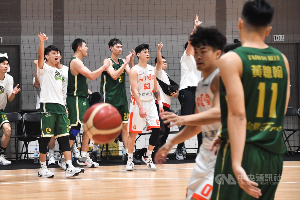 第17季超級籃球聯賽(SBL)下半季例行賽持續展開,5日下午由台灣啤酒(綠衣)與桃園璞園建築(白衣)交手,台啤最終以99比72擊退璞園奪勝。中央社記者林俊耀攝 109年4月5日