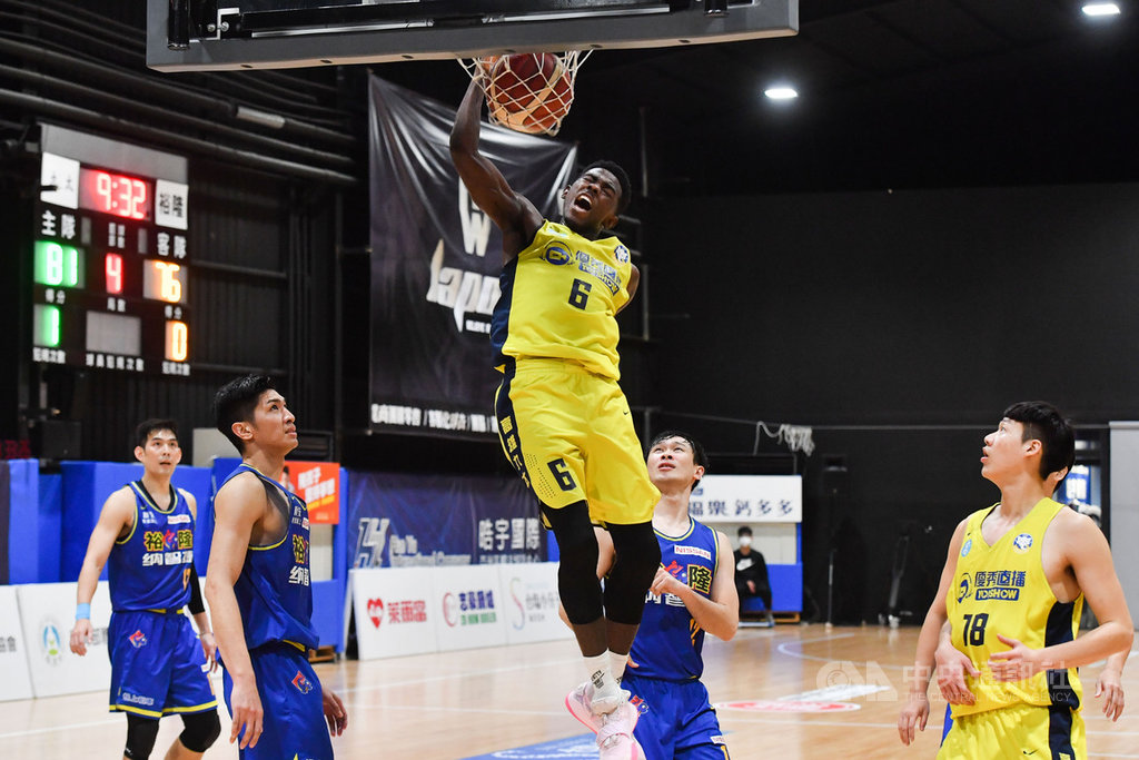 第17季超級籃球聯賽(SBL)5日在新北市晧宇國際亞洲區籃球培訓中心持續開打,晚間由高雄九太以102比90擊敗裕隆納智捷,九太洋將賽森(中黃衣)單手灌籃得分,全場共為九太貢獻48分。中央社記者林俊耀攝 109年4月5日