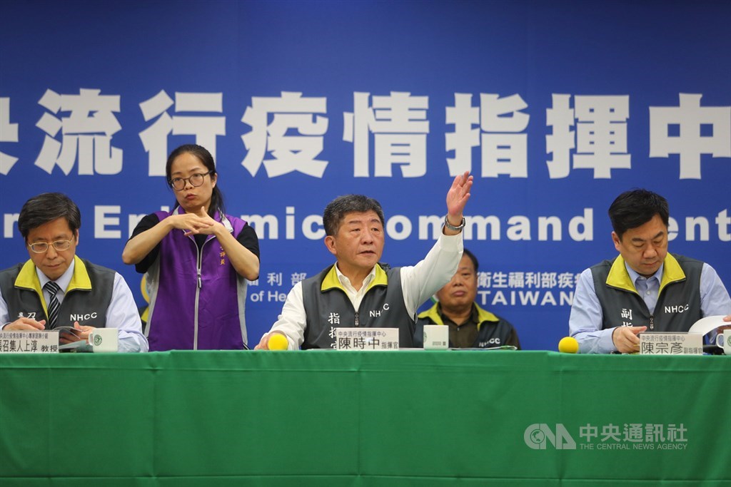 外媒指出,台灣能有效對抗病毒,歸功於快速與準確判斷,以及跨部會的疫情統一指揮中心。圖為中央流行疫情指揮中心指揮官陳時中(前中)、專家諮詢小組召集人張上淳(前左)及副指揮官陳宗彥(前右)。中央社記者王騰毅攝 109年3月20日