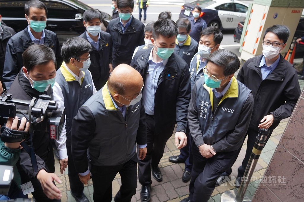 行政院長蘇貞昌(前左)5日前往中央流行疫情指揮中心視察,關心武漢肺炎(2019冠狀病毒疾病,COVID-19)的最新疫情。中央社記者徐肇昌攝 109年4月5日