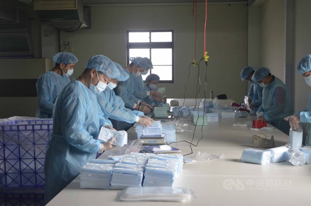 嘉義後備指揮部每天都有15名國軍弟兄到口罩生產工廠,協助包裝作業。中央社記者蔡智明攝 109年3月31日