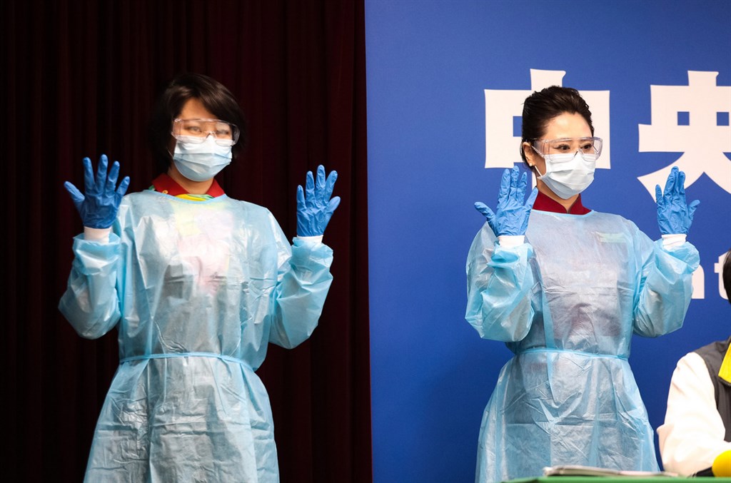 中央流行疫情指揮中心比照醫護人員,提供航空業機組人員全套防疫防護裝備,包括外科口罩、護目鏡、防水隔離衣與防水手套。(中央流行疫情指揮中心提供)中央社 109年3月28日