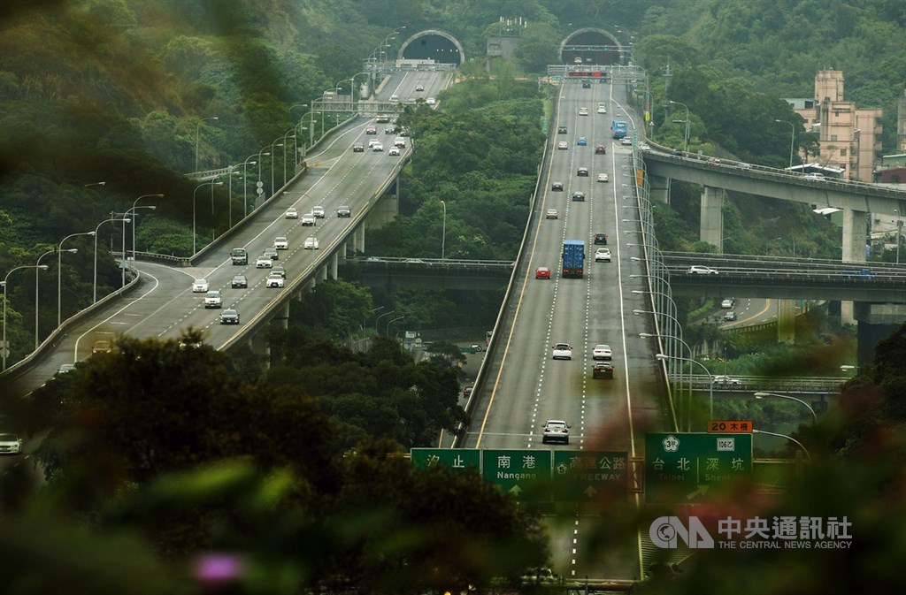 清明連假最後一天,5日至上午9時國道各路段行車狀況良好,僅國5北上路段頭城至坪林出現車多;高公局預估國1北向新竹系統-竹北等9大路段口將有壅塞情況。(中央社檔案照片)