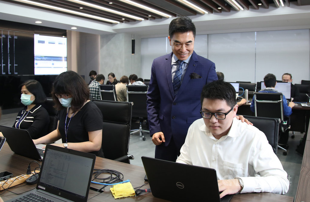 財政部旗下負責報稅軟體的關貿公司,50人團隊用短短12天推出eMask口罩預購系統,成功整合金流、物流與客服等,完成國家級任務。圖為董事長許建隆(前排右2)關心團隊同仁。中央社記者張新偉攝 109年4月5日