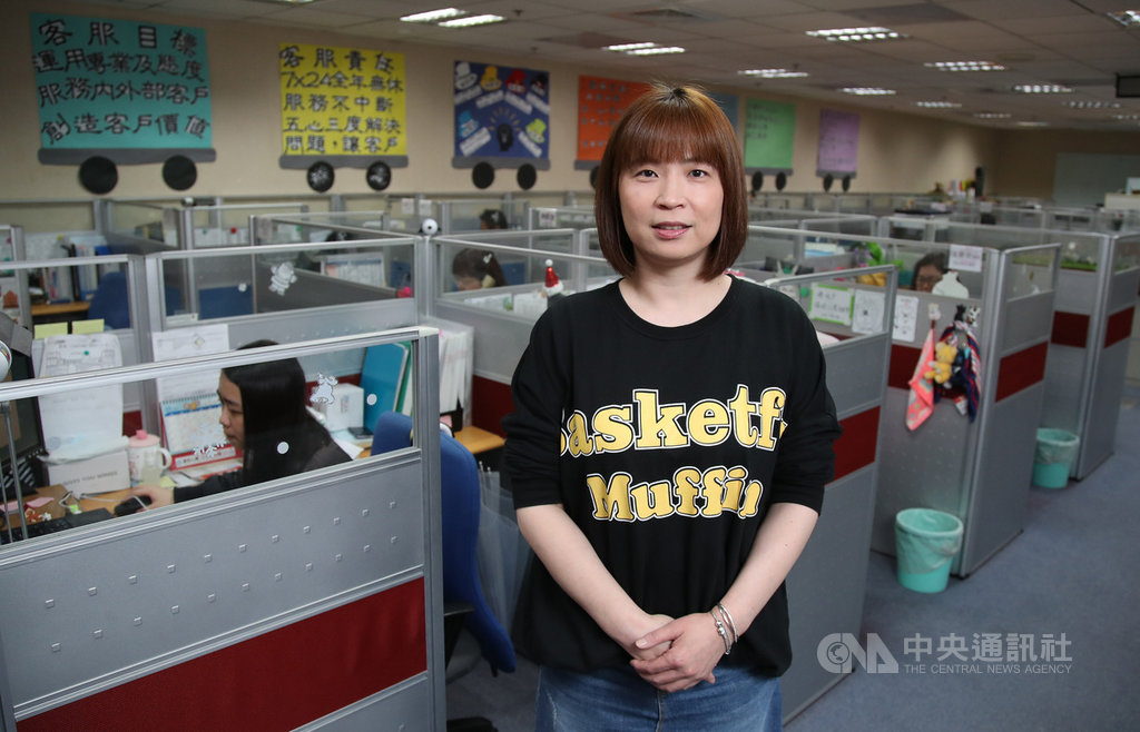 口罩實名制2.0使用的「eMask口罩預購系統」由關貿網路股份有限公司負責製作,客戶服務部副理駱惠玲(圖)表示,口罩預購系統操作簡單,因此民眾詢問的內容多半與系統無關,而是問及實名制相關規定、預購資格、身分認證方式等。中央社記者張新偉攝 109年4月5日