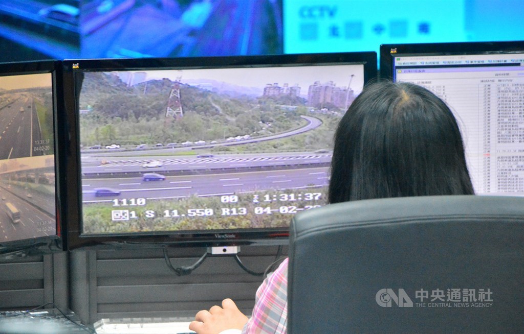 圖為交通部高速公路局行控中心人員監控國道交通狀況。(中央社檔案照片)
