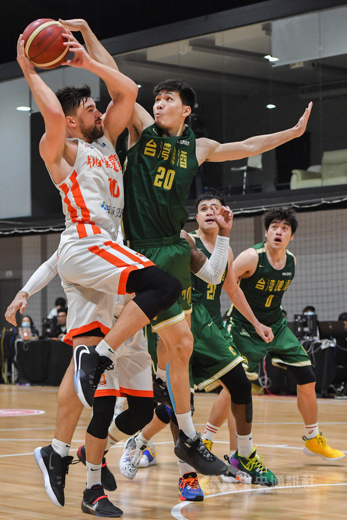 第17季超級籃球聯賽(SBL)下半季例行賽,5日下午由桃園璞園建築與台灣啤酒交手,璞園洋將愛德(前左)全場雖拿下15分,但多次上籃遭強力防守,終場璞園不敵台啤吞敗。中央社記者林俊耀攝 109年4月5日
