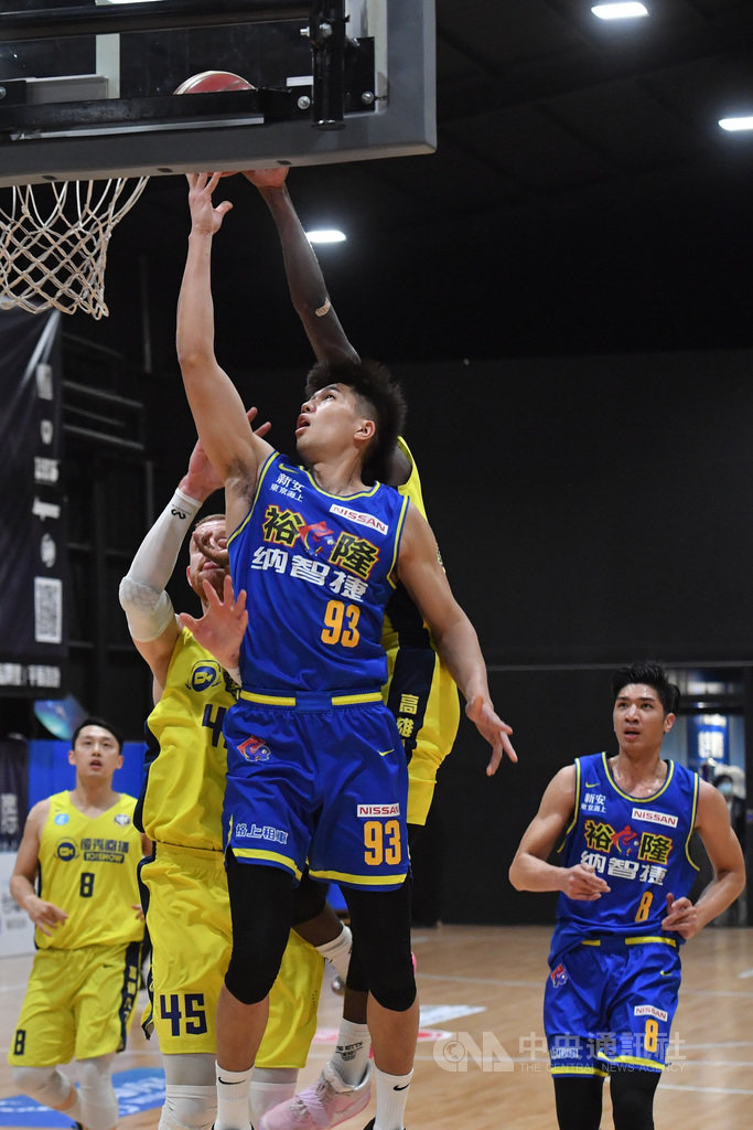 第17季超級籃球聯賽(SBL)下半季賽事持續展開,5日晚間由裕隆納智捷與高雄九太交手,最終裕隆以90比102吞敗。圖為裕隆郭昭男(前中)上籃遭防守壓制。中央社記者林俊耀攝 109年4月5日