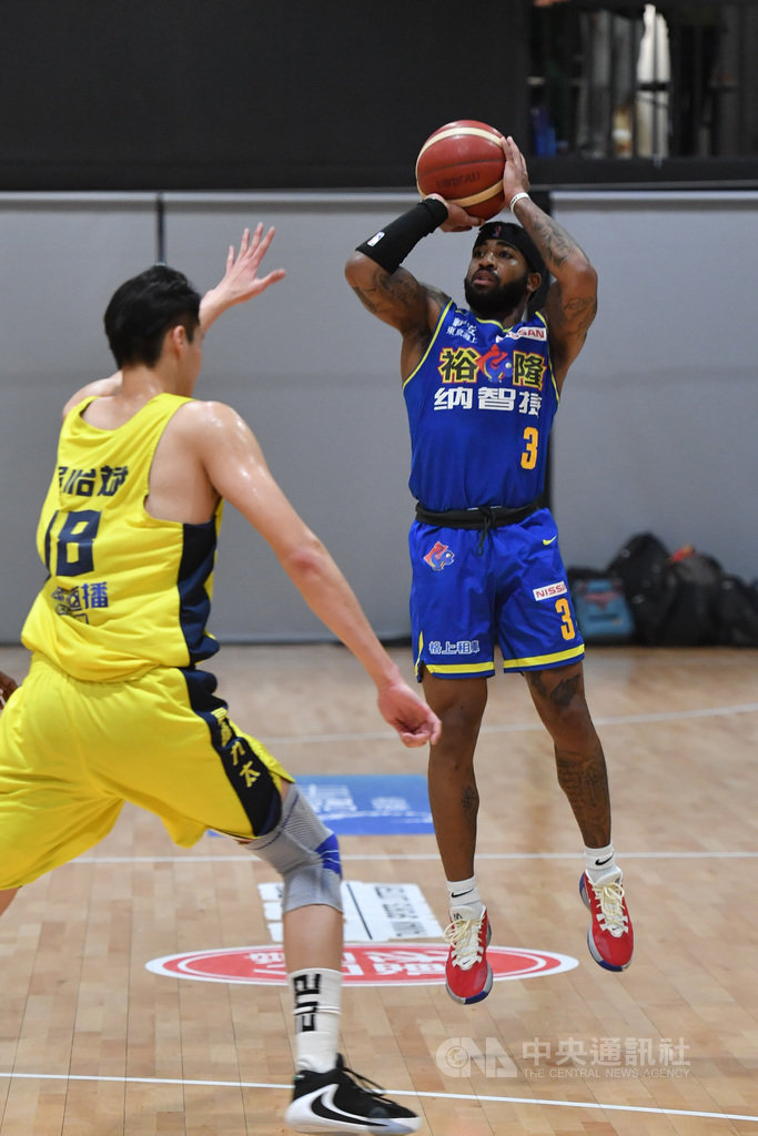 第17季超級籃球聯賽(SBL)例行賽,5日晚間由裕隆納智捷與高雄九太交手,儘管裕隆洋將基恩(藍衣)全場狂飆35分,仍無法助球隊奪勝,終場以90比102吞敗。中央社記者林俊耀攝 109年4月5日