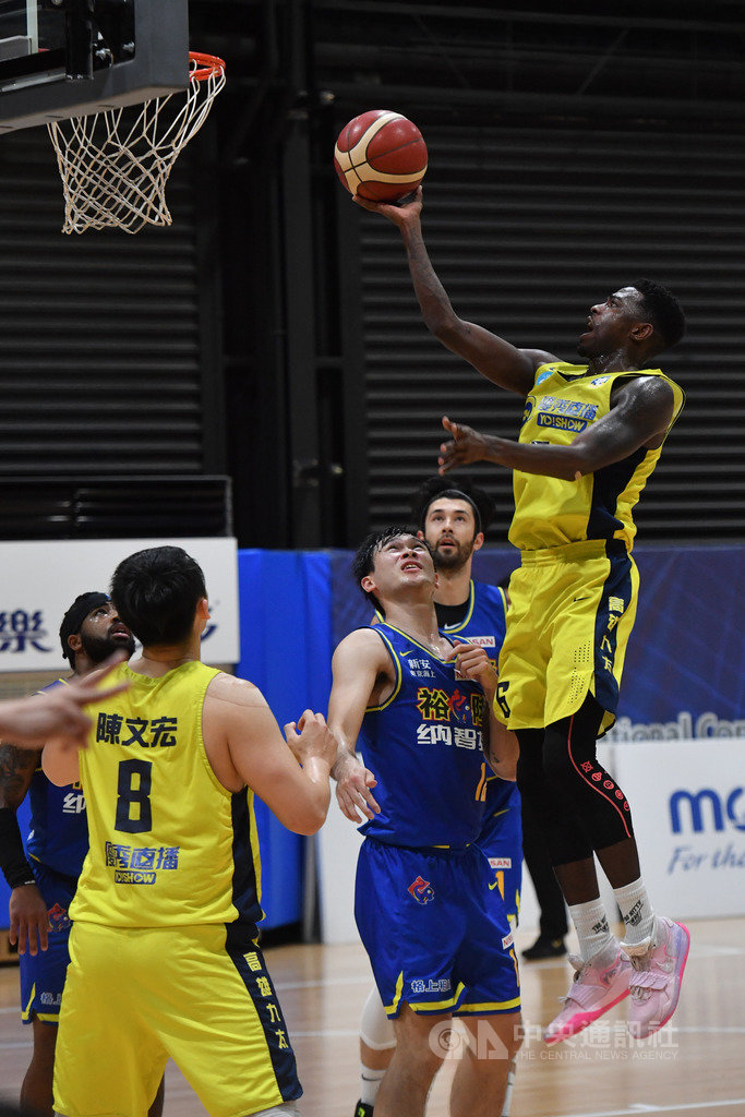 第17季超級籃球聯賽(SBL)高雄九太5日晚間在新北市迎戰裕隆納智捷,九太洋將賽森(右黃衣)多次上籃得分,為隊狂砍48分全場最高,也幫助球隊拿下勝利。中央社記者林俊耀攝 109年4月5日