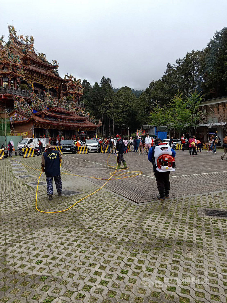 清明連假期間,嘉義多處景點湧入人潮,嘉義縣政府早在連假前,就已針對阿里山國家森林遊樂區易有人潮聚集地點,如阿里山受鎮宮一帶進行消毒,連假後也將持續加強消毒。(嘉義縣政府提供)中央社記者蔡智明傳真 109年4月5日