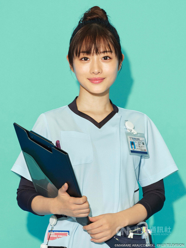 日本女星石原聰美在新劇中詮釋一名藥劑師,石原聰美表示,接到劇本後,她特地請教了藥劑師朋友,了解他們的工作內容、學習藥品調劑手法,也藉此傾聽藥劑師的心聲。(friDay影音提供)中央社記者陳秉弘傳真 109年4月5日