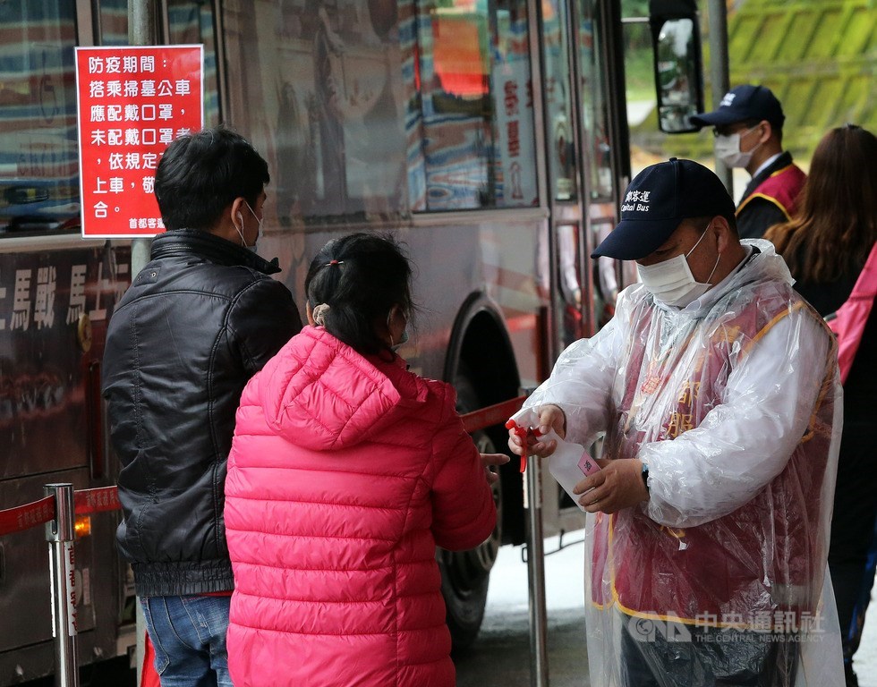 清明節連假,為防範武漢肺炎,台北市政府今年的掃墓專車加強防疫,並提供搭乘民眾酒精消毒手部。中央社記者郭日曉攝 109年4月2日