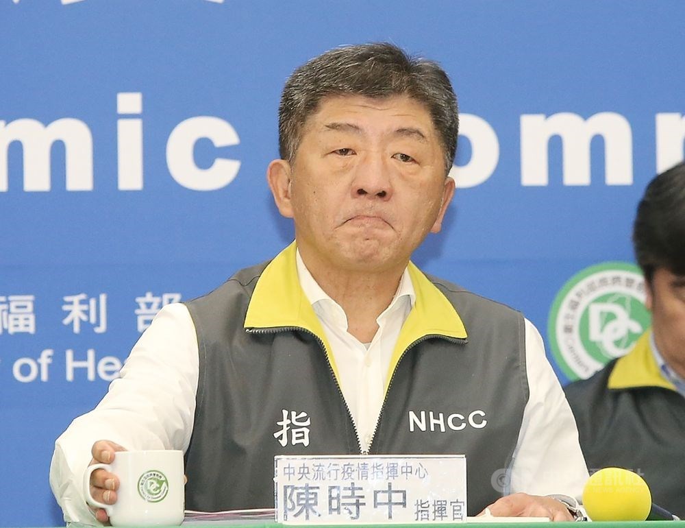 調查局發布新聞稿表示,網路近日流傳「刀架陳時中脖子上」等涉恐嚇及爭議訊息,為中國大陸來台李姓交換學生等在WeChat平台散布。圖為中央流行疫情指揮中心指揮官陳時中。(中央社檔案照片)