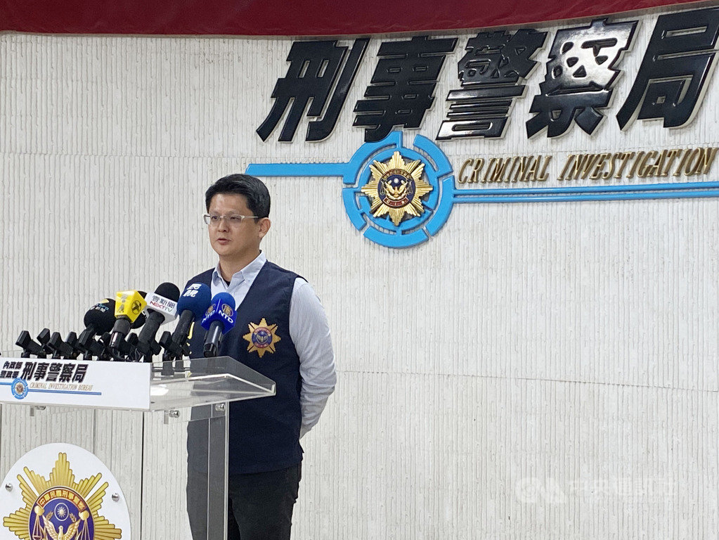 刑事局偵查第九大隊第二隊隊長江嘉勝6日表示,台中一名陳姓男大生接獲友人轉傳武漢肺炎全台放假的假訊息,又再轉傳至其他Line群組,刑事局獲報後於3月30日將他查獲,依違反社會秩序維護法送辦。中央社記者黃麗芸攝 109年4月6日