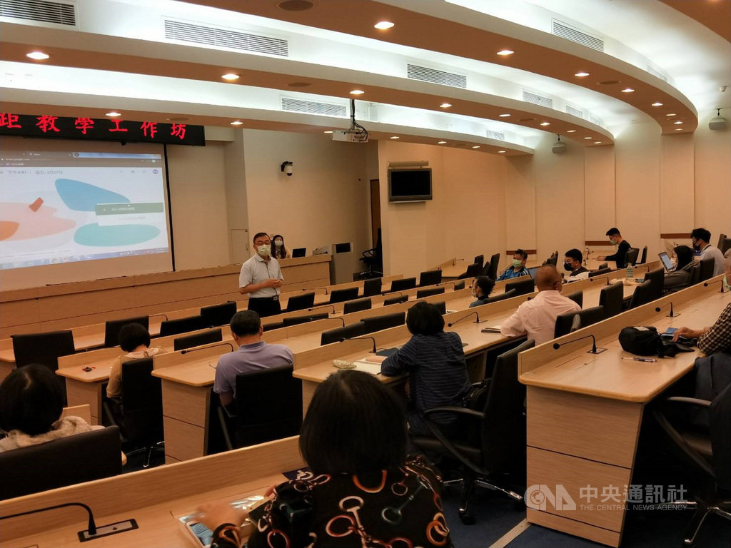 國立金門大學6日表示,配合8日起施行2週的全校性調整授課方式及線上遠距教學活動演練,校方已舉辦3場「遠距教學工具工作坊」,供教師準備遠距教學參考。(國立金門大學提供)中央社記者黃慧敏傳真 109年4月6日