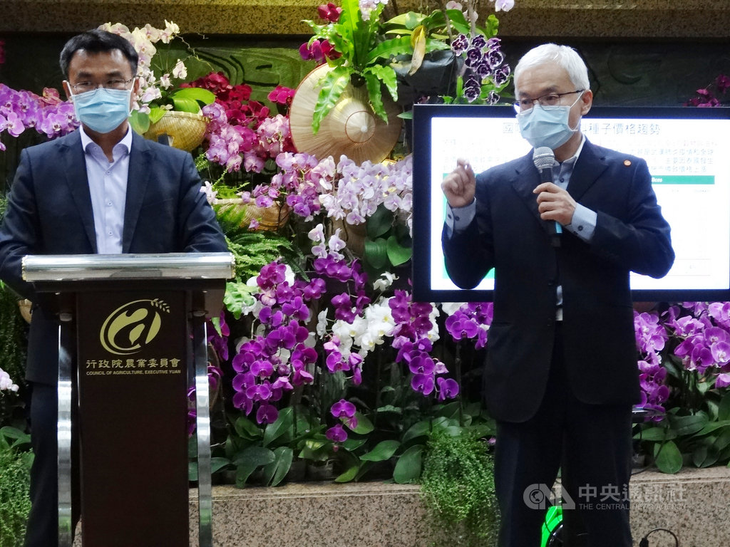 農委會6日舉行記者會,主委陳吉仲(左)說,水稻、鳳梨等都可持續出口;農糧署副署長莊老達(右)補充說明,合計安全存糧、庫存、今年一及二期水稻收穫可吃30個月,所以正常出口,並提供2.5萬公噸製作防疫用酒精使用。中央社記者楊淑閔攝 109年4月6日