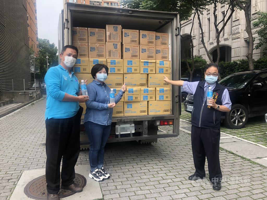 台中市政府日前因居家檢疫人數暴增,「防疫關懷包」物資短缺,台中市議會副議長顏莉敏(中)邀集企業捐贈,盼為防疫貢獻心力。中央社記者趙麗妍攝 109年4月6日