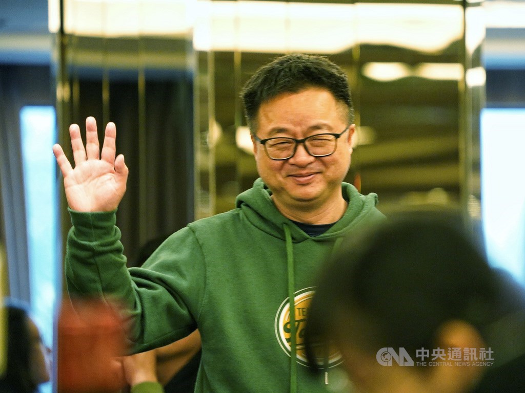 武漢肺炎疫情持續蔓延,不少民眾減少外出行程,羅文嘉(圖)說,雖然現在影音發達,但文字有屬於文字的特殊溫度與感覺,這段時間何不試試屬於幾百年來傳統的文字魅力。(中央社檔案照片)
