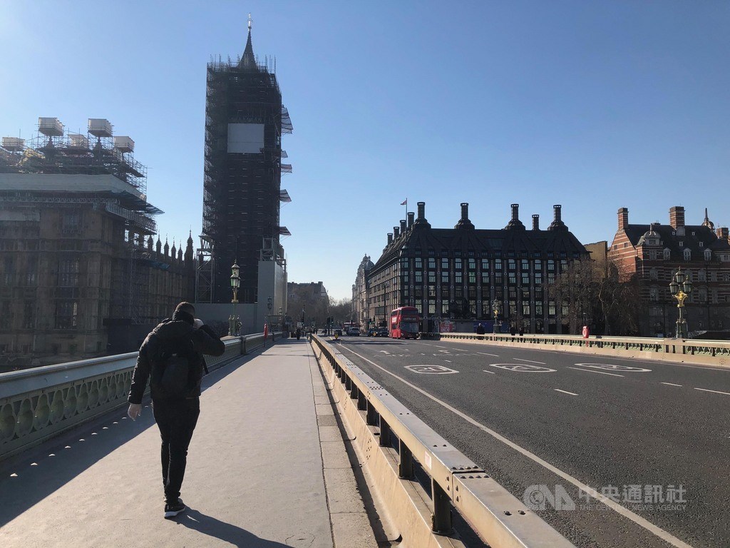 英國實施禁足令,3月25日著名觀光地西敏橋上人車稀少,行人甚至戴著手套,保護措施十足。中央社記者戴雅真倫敦攝 109年3月26日