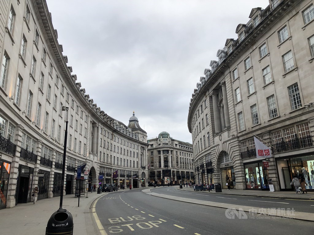 武漢肺炎疫情延燒,英國政府建議民眾不要去人多場所,3月17日下午的倫敦牛津街冷清。中央社記者戴雅真倫敦攝 109年3月19日