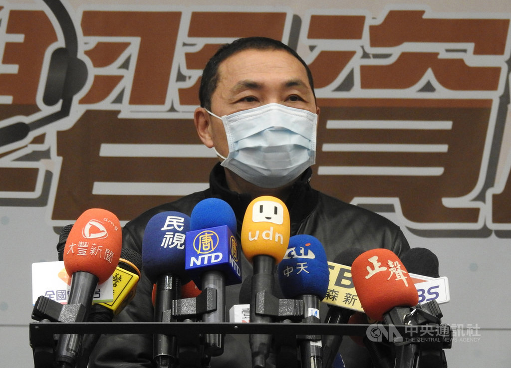 中央流行疫情指揮中心為避免疫情擴散,在4日發送2則「國家級警報」,提到11個台灣熱門風景區與景點;新北市長侯友宜(圖)6日表示,為避免成防疫破口,已要求去過的同仁自主健康管理,如果有需要可在家上班。中央社記者王鴻國攝 109年4月6日