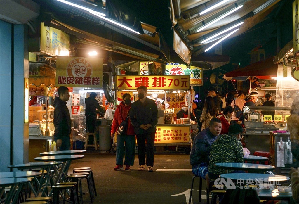 武漢肺炎(2019冠狀病毒疾病,COVID-19)疫情持續,台北市饒河街觀光夜市4日雖適逢連續假期,但人潮明顯不如以往,晚間用餐時間仍有許多空桌。中央社記者裴禛攝 109年4月4日