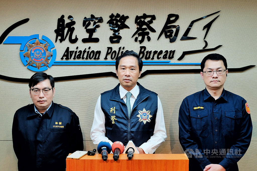 警政署航空警察局6日表示,近日查獲4起新興三級毒品「2-氟-去氯愷他命」案件,逮捕10人,起出7262公克毒品,目前正持續向上溯源追查共犯及毒品流向。中央社記者吳睿騏桃園機場攝 109年4月6日