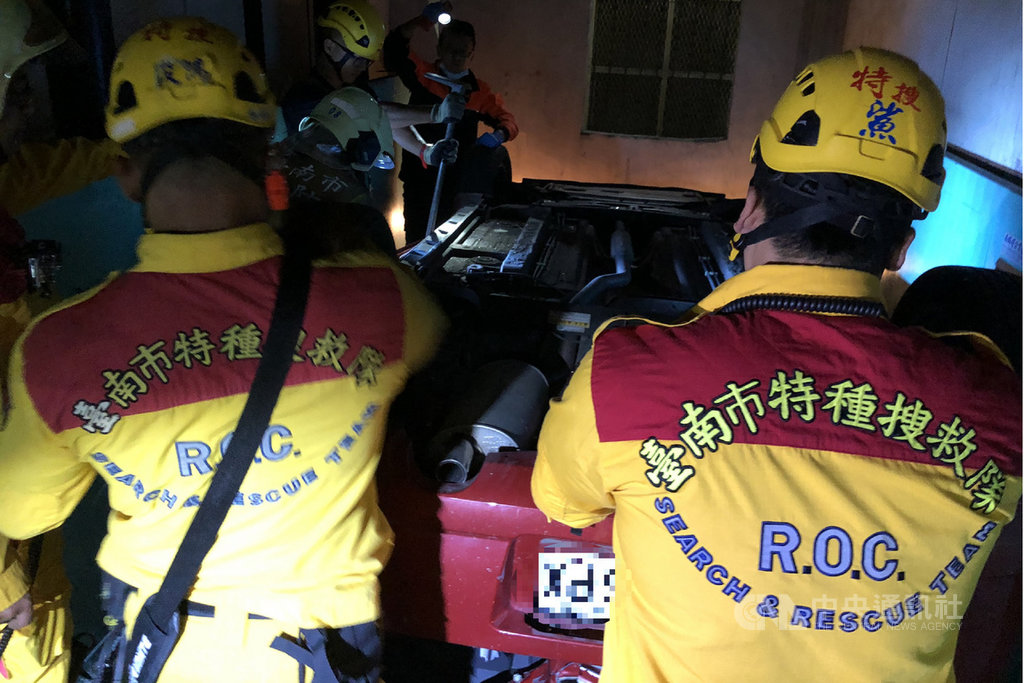 台南市一名女子5日晚間駕駛自小客車進入停車場時,車輛從1樓出入口處翻落至地下3樓,消防人員獲報前往現場救援。(讀者提供)中央社記者楊思瑞台南傳真 109年4月5日