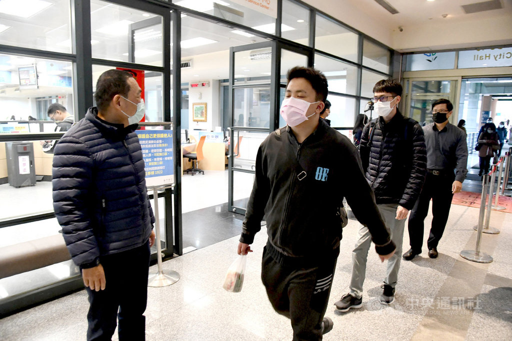 新北市政府要求進入市府大樓一定要戴口罩,市長侯友宜(前左)6日上午在市府大樓各出入口視察同仁上班戴口罩情形。中央社記者王鴻國攝 109年4月6日