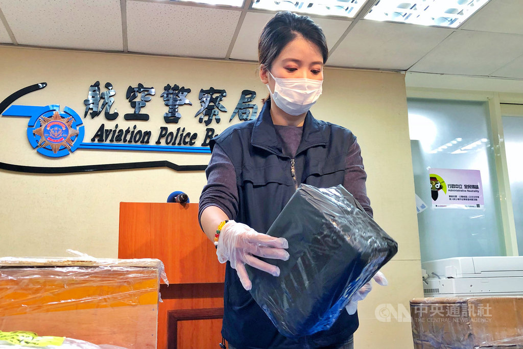 航空警察局表示,破獲4起以空運包裹寄送「2-氟-去氯愷他命」新興毒品闖關案件,因台灣的價格是產地中國大陸的6倍,受暴利驅使下,走私集團近日頻頻以小型包裹闖關。中央社記者吳睿騏桃園機場攝 109年4月6日