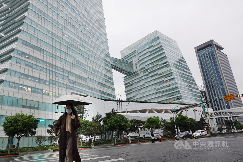 行政院6日表示,武漢肺炎紓困提供中小企業振興資金貸款,原本融資額度新台幣2000萬元,將提高到1.5億元;中型企業融資額度則將從8000萬元提高到5億元,協助度過難關。中央社記者鄭傑文攝 109年4月6日