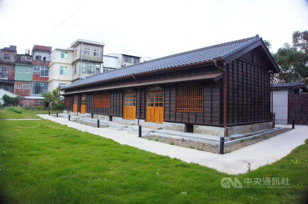 新竹縣政府6日發布新聞稿表示,關西分駐所二期修復工程已竣工驗收,日前點交由關西鎮公所營運管理,4連棟的日式木造宿舍將作為藝文展演交流空間。(新竹縣政府提供)中央社記者魯鋼駿傳真 109年4月6日