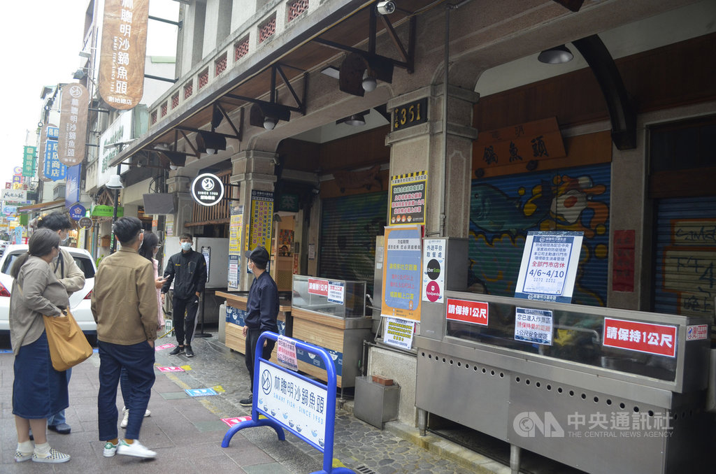 嘉義市文化路夜市著名的沙鍋魚頭店,因清明連假人潮多,配合防疫店休5天進行全面消毒,6日不少遊客到店外才知暫時停業。中央社記者蔡智明攝 109年4月6日