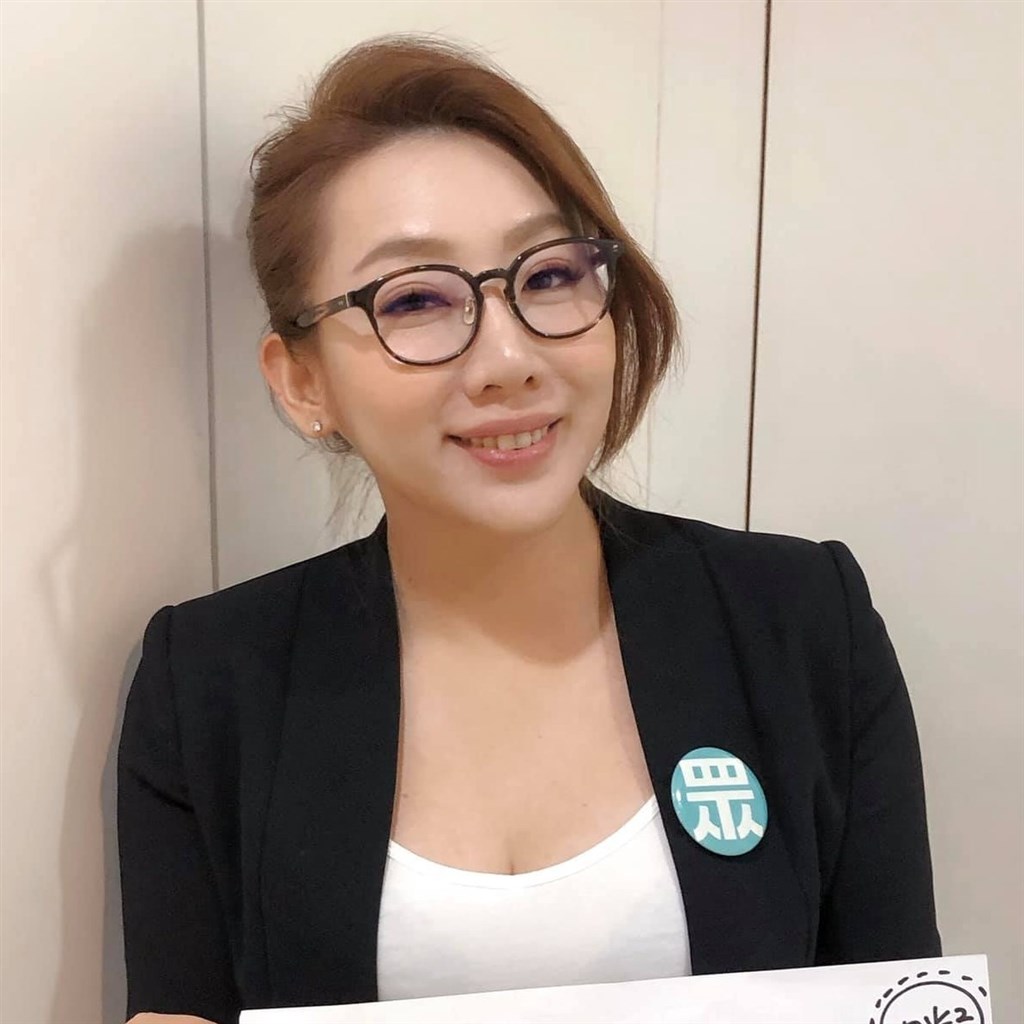 前民眾黨發言人林珍羽(圖)臉書留言稱預購口罩2次都沒抽到挨批,她在臉書道歉並強調留言是個人立場。(圖取自facebook.com/nihowchenyu)