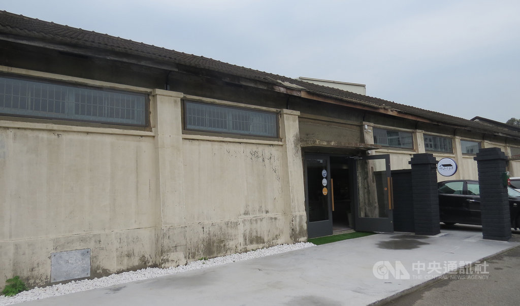 苗栗縣文創業者向台鐵承租閒置竹南2號倉庫,斥資新台幣數百萬元整理打造在地文創空間「中山168」,開幕僅約1個月,台鐵便發函告知倉庫建築結構耐震力不足,要求收回,令業者錯愕不已。中央社記者管瑞平攝 109年4月6日
