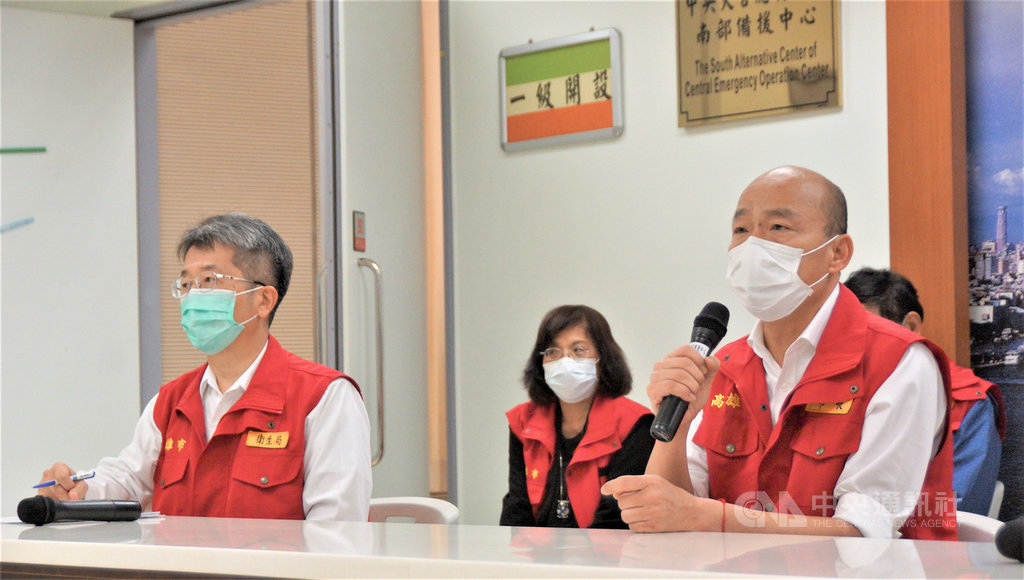 高雄市長韓國瑜(前右)6日出席高雄市災害應變中心會議,在會中裁示停辦「2020高雄愛河端午龍舟嘉年華」及「2020高雄端午中芸漁港傳統龍舟錦標賽」;7日起未戴口罩者,不得進市府所屬機構。中央社記者程啟峰高雄攝 109年4月6日