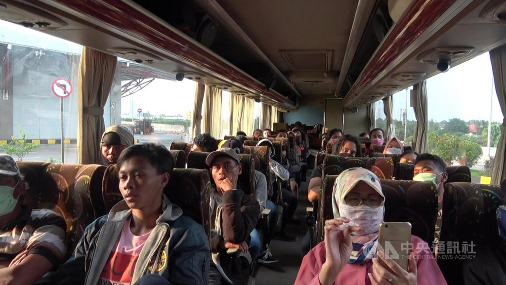 雅加達人口眾多,許多經濟活動因防疫停擺,民眾提早返鄉過開齋節,因無具體限制人流措施,返鄉巴士難以維持社交距離。中央社記者石秀娟雅加達攝 109年4月6日