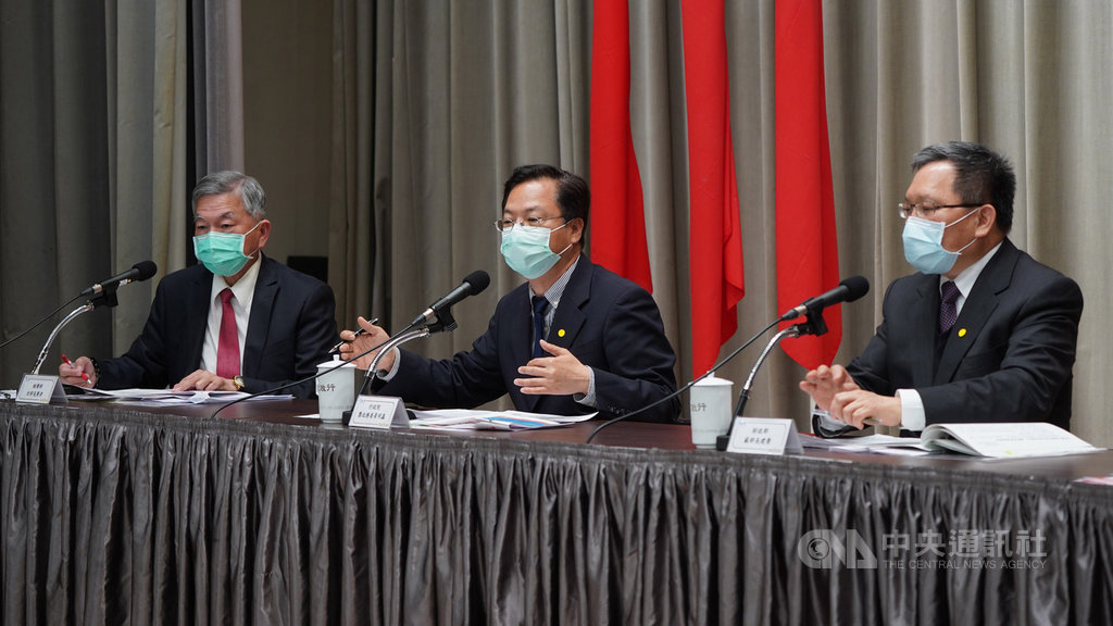 行政院政務委員龔明鑫(中)6日下午在記者會表示,武漢肺炎紓困提供中小企業振興資金貸款,原本融資額度新台幣2000萬元,將提高到1.5億元;中型企業融資額度則將從8000萬元提高到5億元。中央社記者徐肇昌攝 109年4月6日