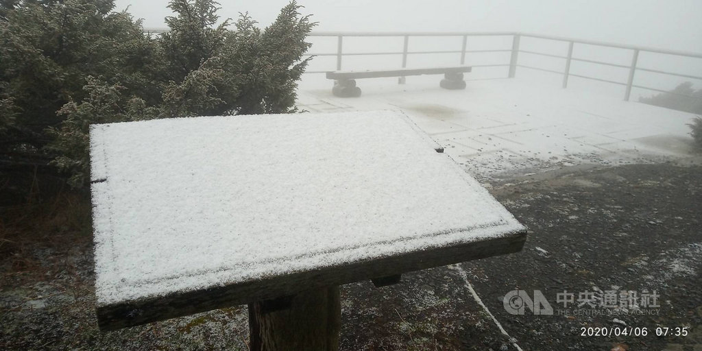 受東北季風及華南雲雨區影響,玉山6日早上7時10分起降下4月雪,到9時許停止約積雪1公分。(氣象局提供)中央社記者余曉涵傳真 109年4月6日