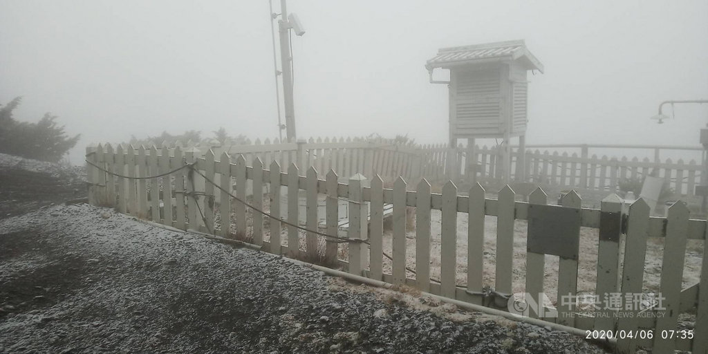 根據中央氣象局觀測,玉山6日降下4月雪,約2小時積雪1公分。(氣象局提供)中央社記者余曉涵傳真 109年4月6日