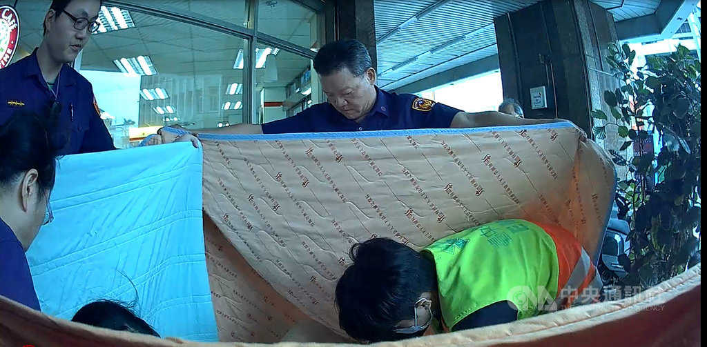 台中市第三警分局正義派出所表示,日前有一名計程車司機衝進派出所求助,表示有孕婦要前往醫院待產,卻因即將臨盆等不及,消防人員只好在騎樓接生,員警則拉開棉被遮蔽,充當臨時產房。(民眾提供)中央社記者趙麗妍傳真 109年4月6日