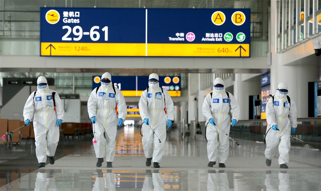 中國湖北省武漢即將於8日解除封城,也就是解除離開武漢通道管控措施。圖為武漢天河機場3日進行消毒。(中新社提供)